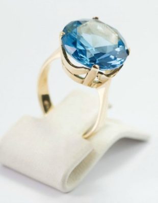 Zaprosite je prstenom sa dragim kamenom i sigurno će vam reći “da”