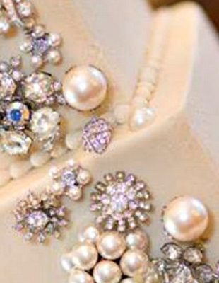 Trendi venčanje: Perle i cirkoni na torti