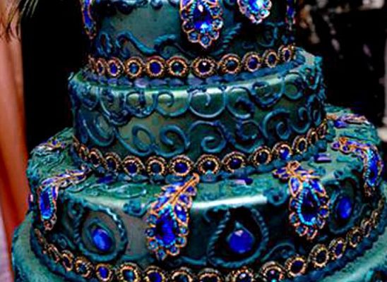 Trendi venčanje: Torta u bojama paunovog perja