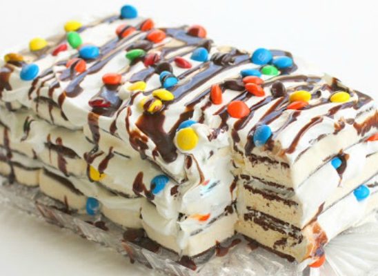 Slatka poslastica: Sendvič torta napravljena od sladoleda