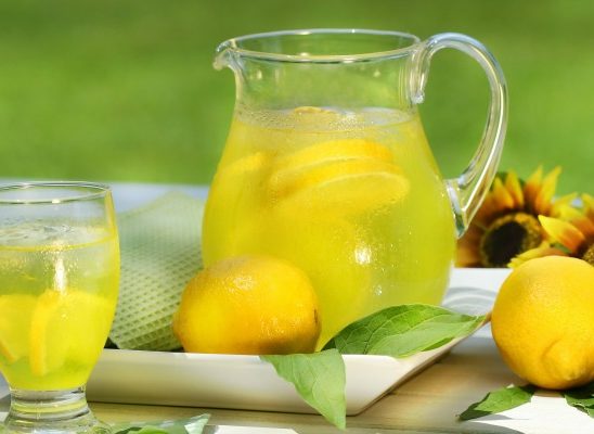 Zašto je dobro piti toplu limunadu ujutru