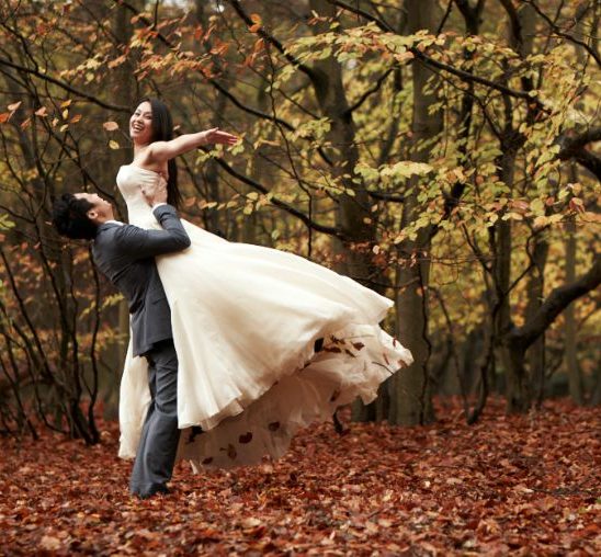 Opalo lišće kao dekoracija na venčanju