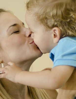 Ljubljenje i dodirivanje dece – gde su zdrave granice intime