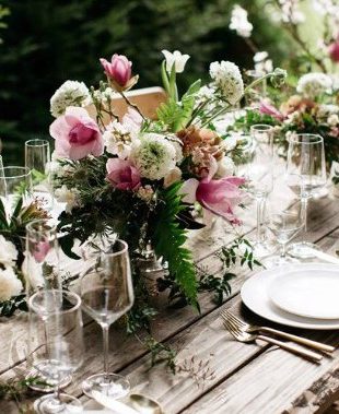 Najlepše cvetne dekoracije stolova za tvoj veliki dan